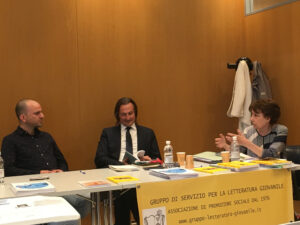 Claudia Camicia presenta il saggio di A. Sorgente e G. Splenito, Gli echi pedagogici della letteratura tra musica classica e rap. Con lei il prof. Leonardo Acone e il dott. Gennaro Splenito.